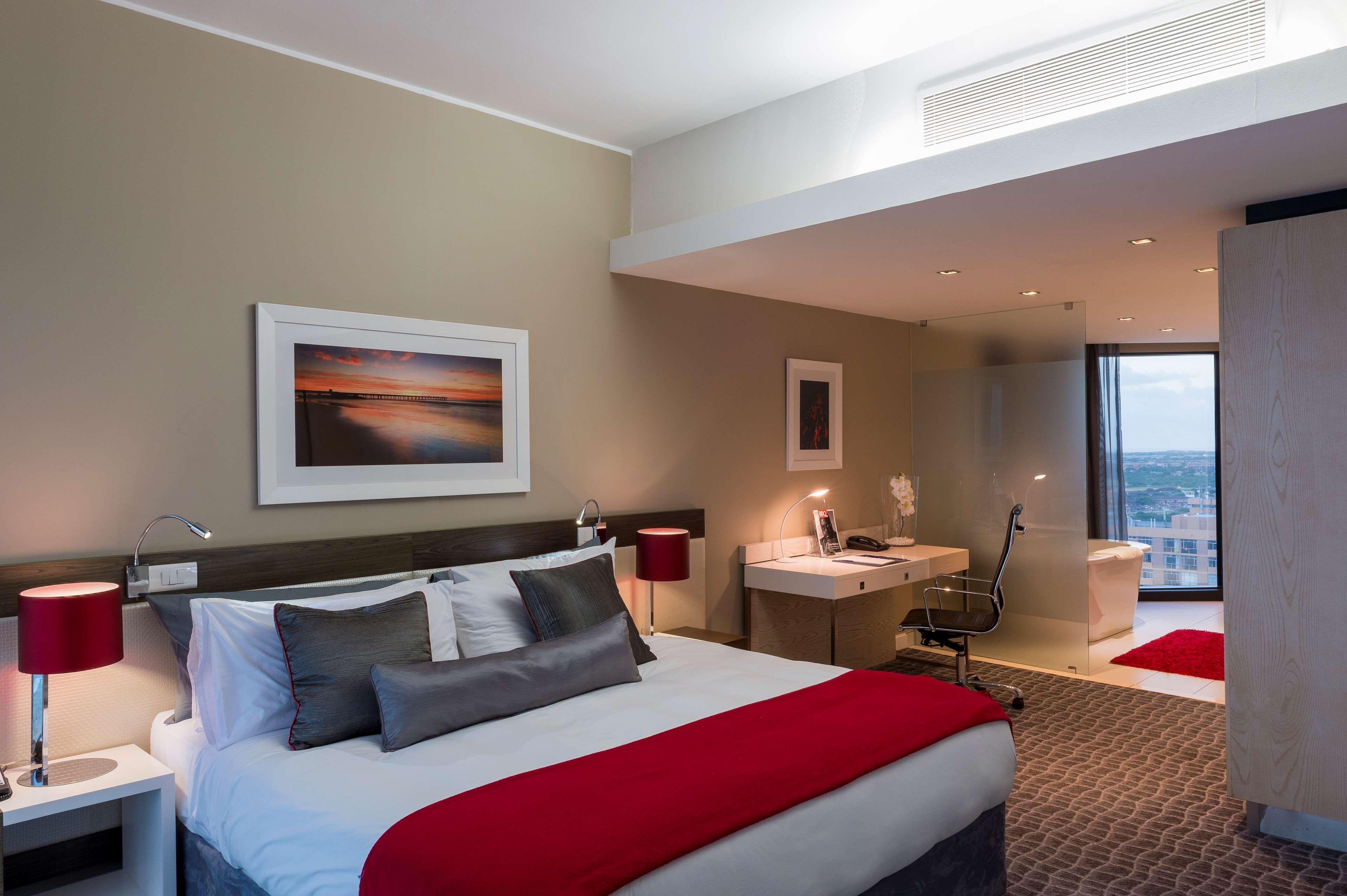 Radisson Blu Hotel, Порт Елизабет Екстериор снимка A suite at the Crowne Plaza Hotel, Perth