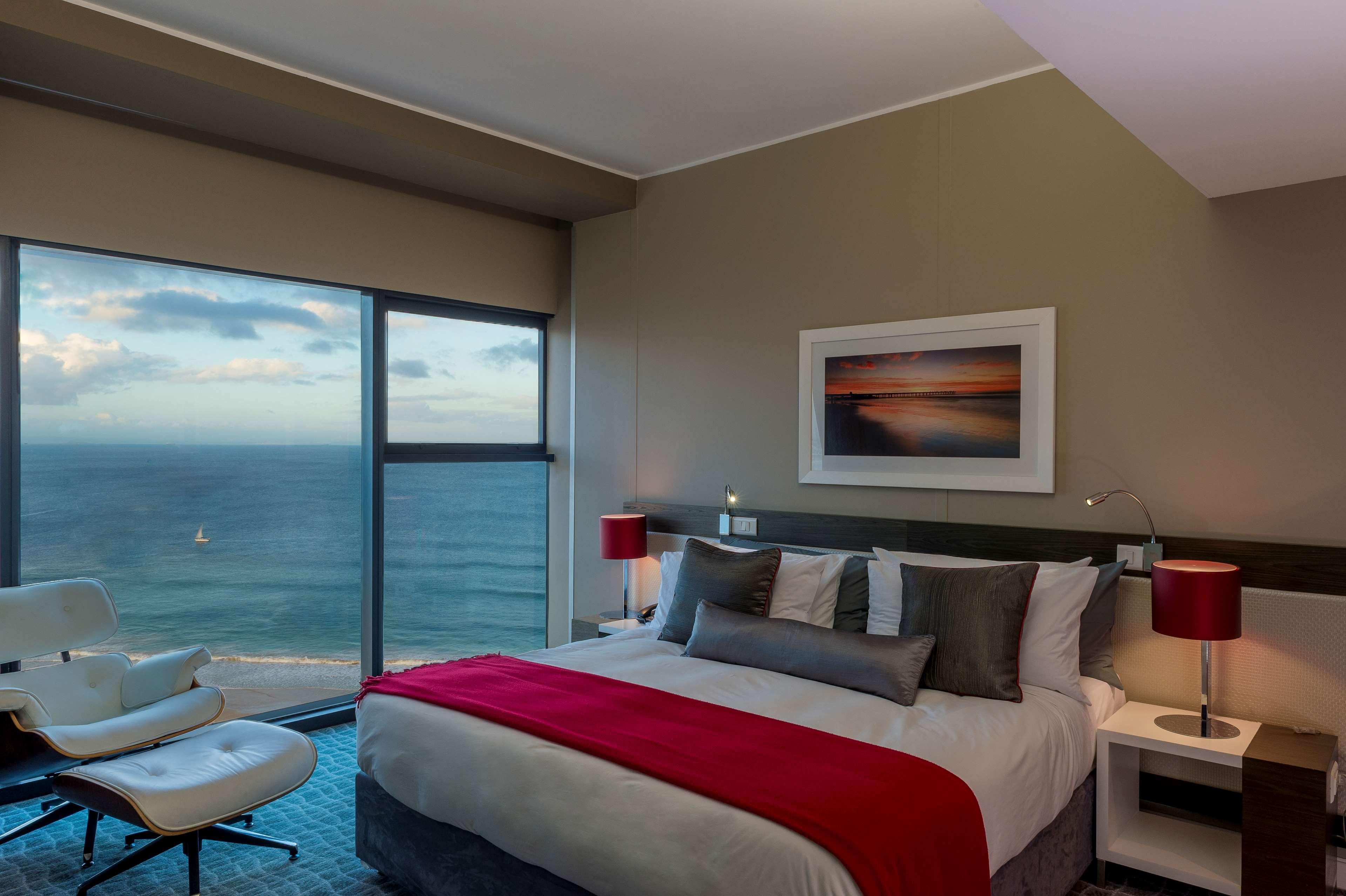 Radisson Blu Hotel, Порт Елизабет Екстериор снимка A bedroom at the Southern Sun Waterfront Cape Town