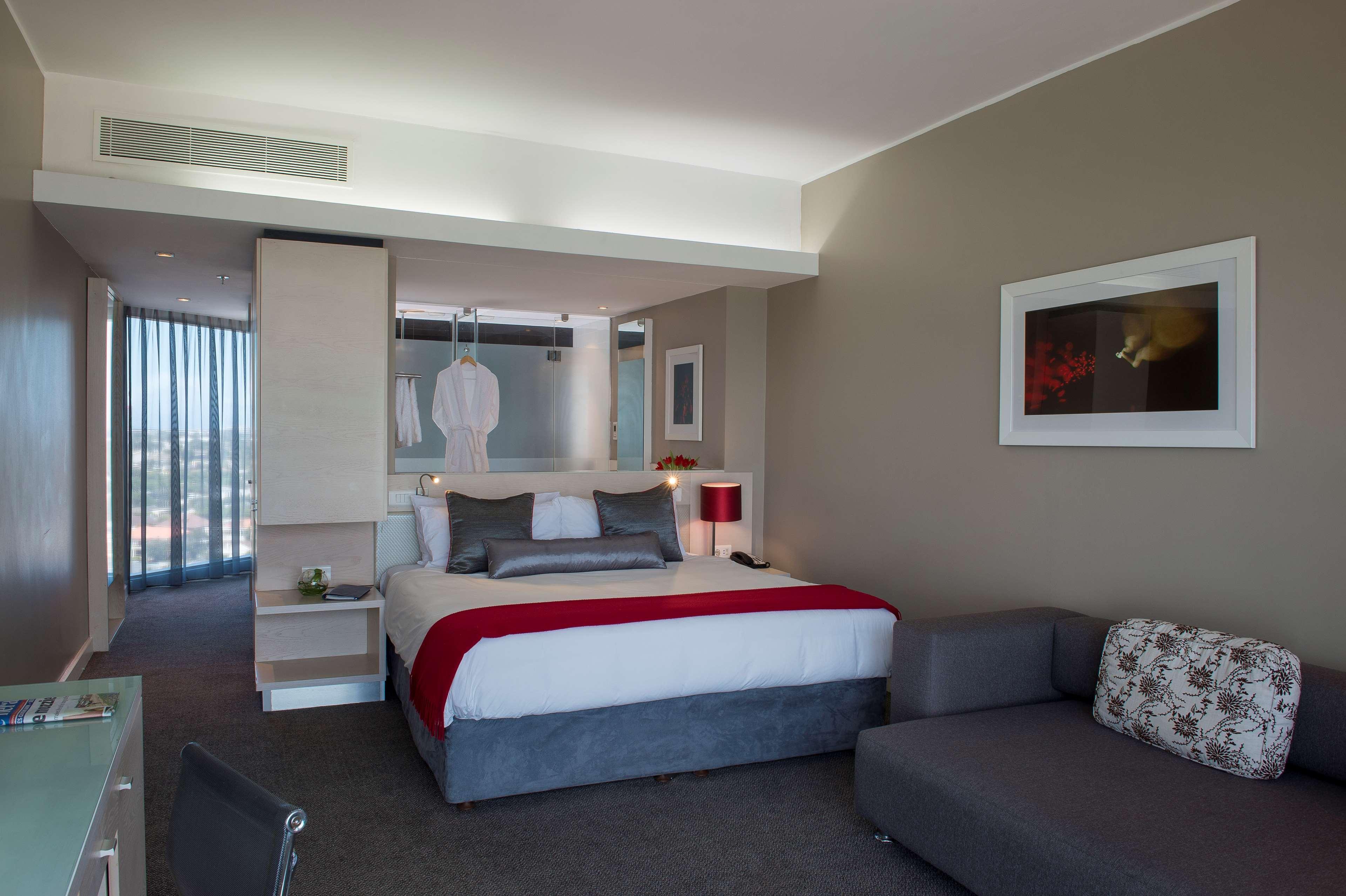 Radisson Blu Hotel, Порт Елизабет Екстериор снимка A room at the Southern Sun Waterfront Cape Town