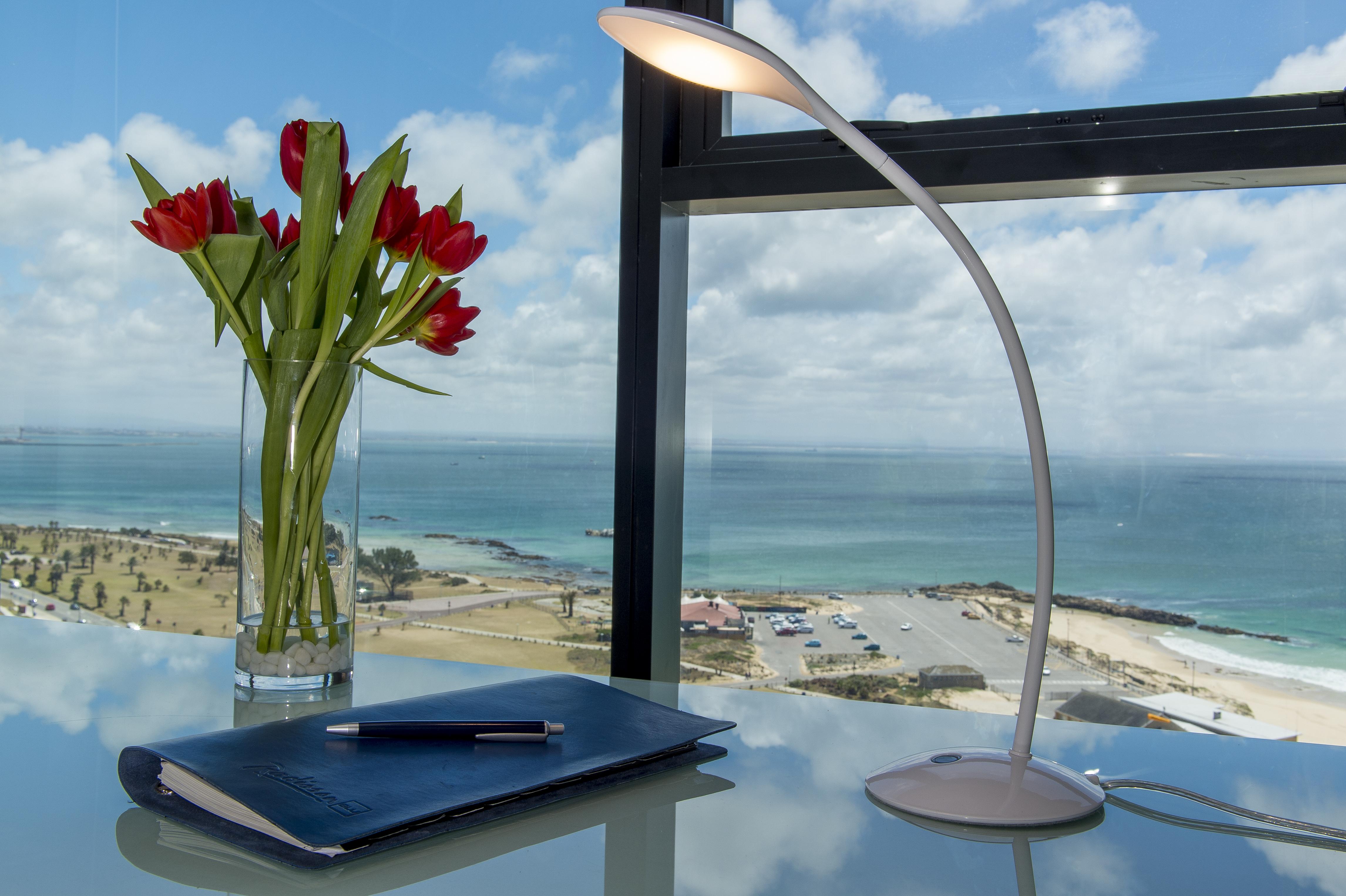Radisson Blu Hotel, Порт Елизабет Екстериор снимка LED desk lamp