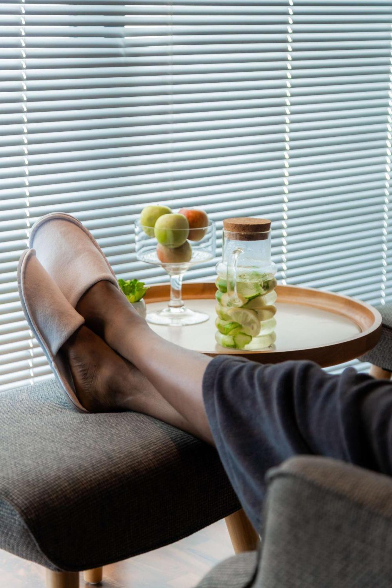 Radisson Blu Hotel, Порт Елизабет Екстериор снимка A woman relaxing with her feet up