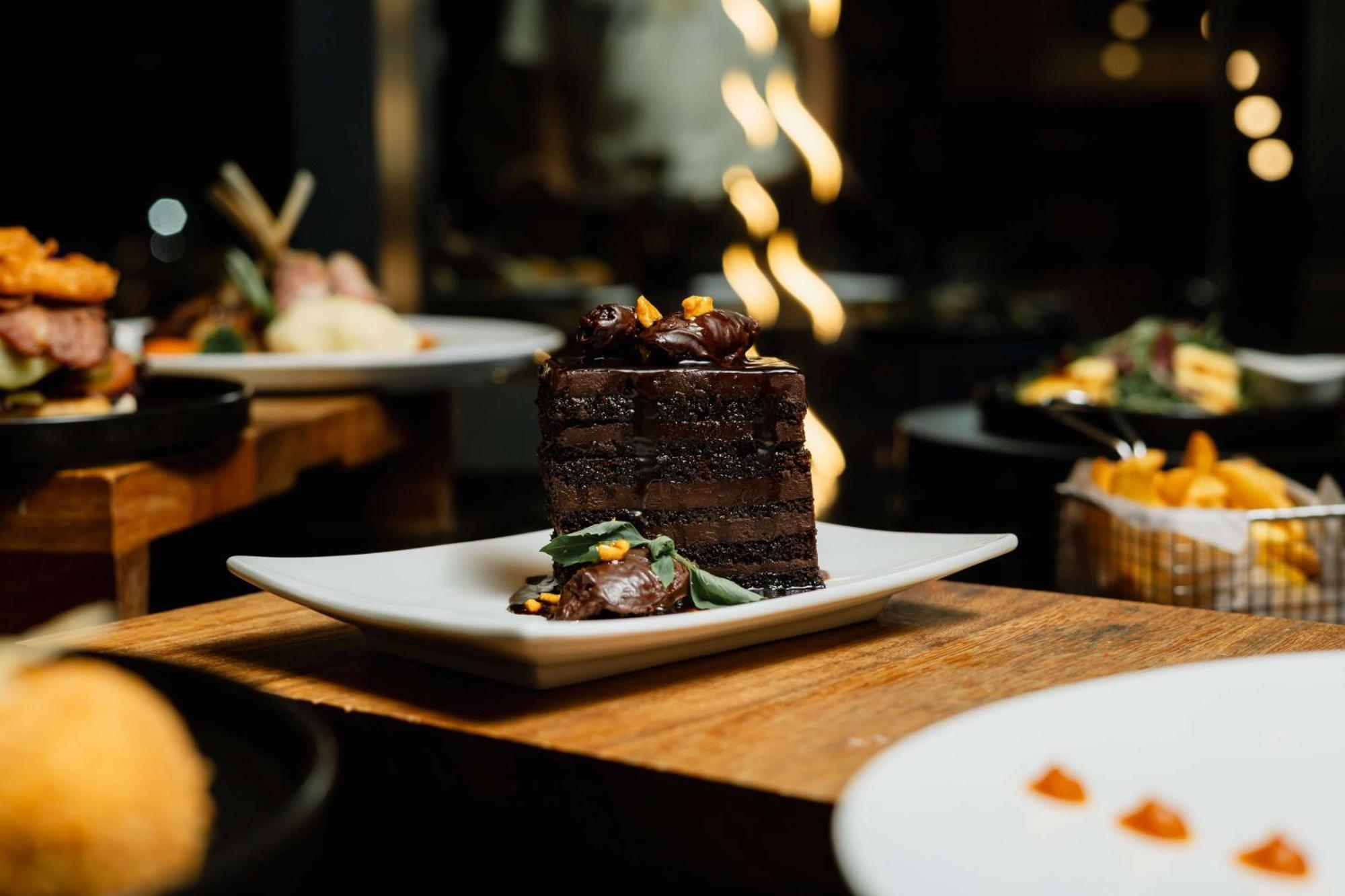 Radisson Blu Hotel, Порт Елизабет Екстериор снимка A chocolate cake