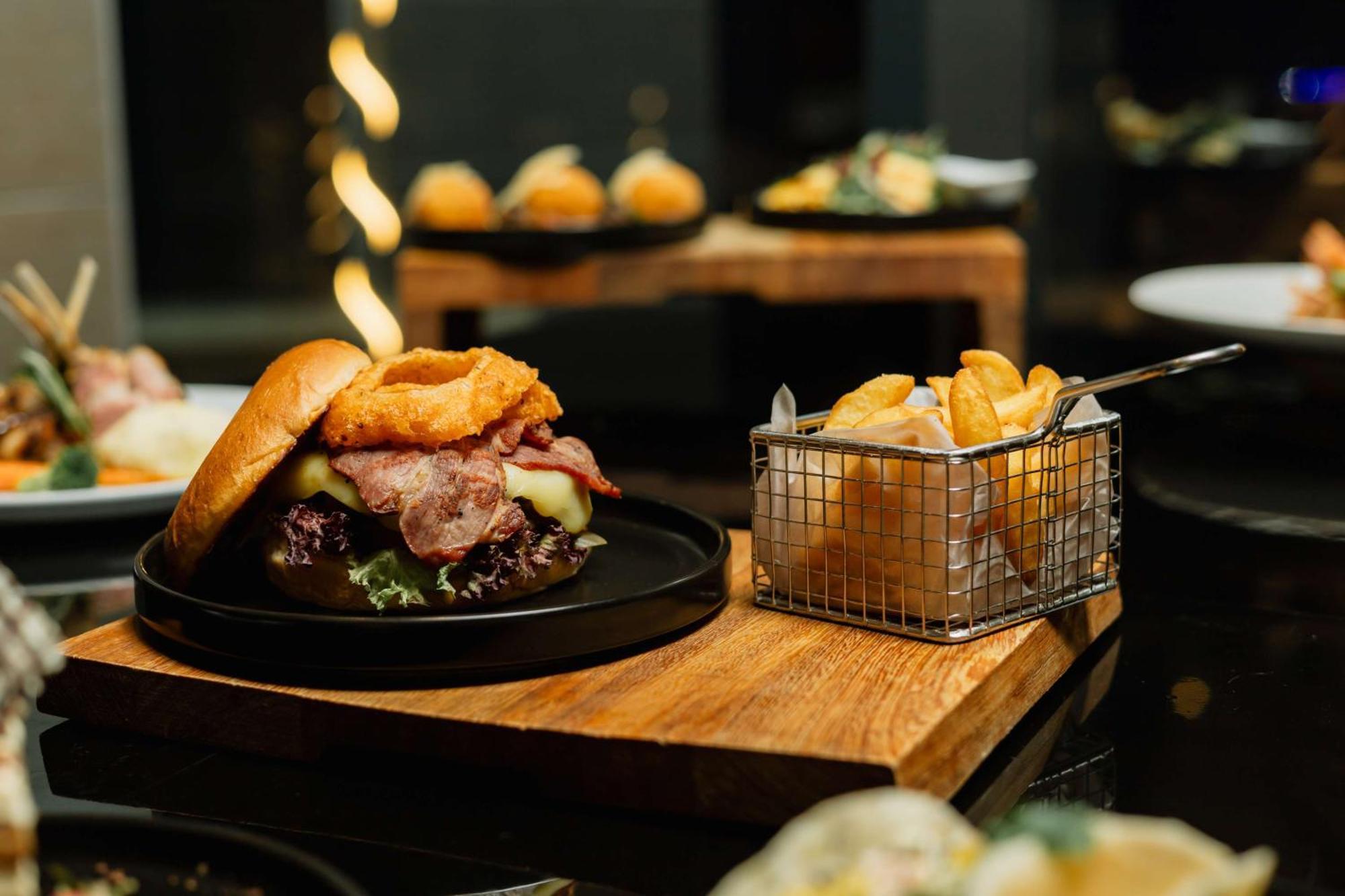 Radisson Blu Hotel, Порт Елизабет Екстериор снимка A burger with a side of fries
