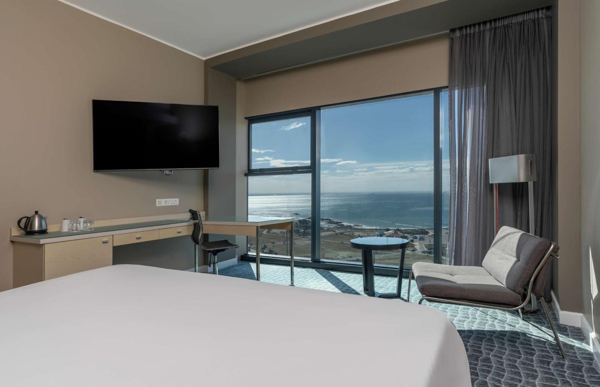 Radisson Blu Hotel, Порт Елизабет Екстериор снимка A guest room at the Hilton San Diego Bayfront