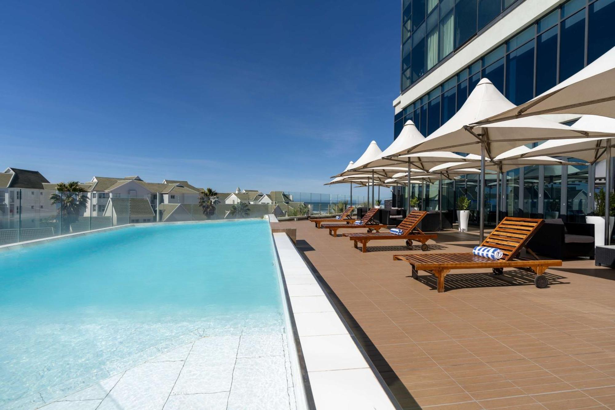 Radisson Blu Hotel, Порт Елизабет Екстериор снимка The pool at the hotel