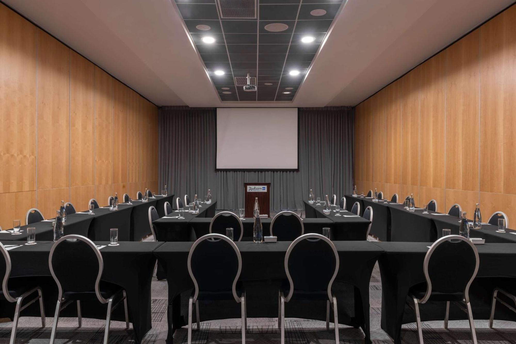 Radisson Blu Hotel, Порт Елизабет Екстериор снимка The conference room of the European University Institute