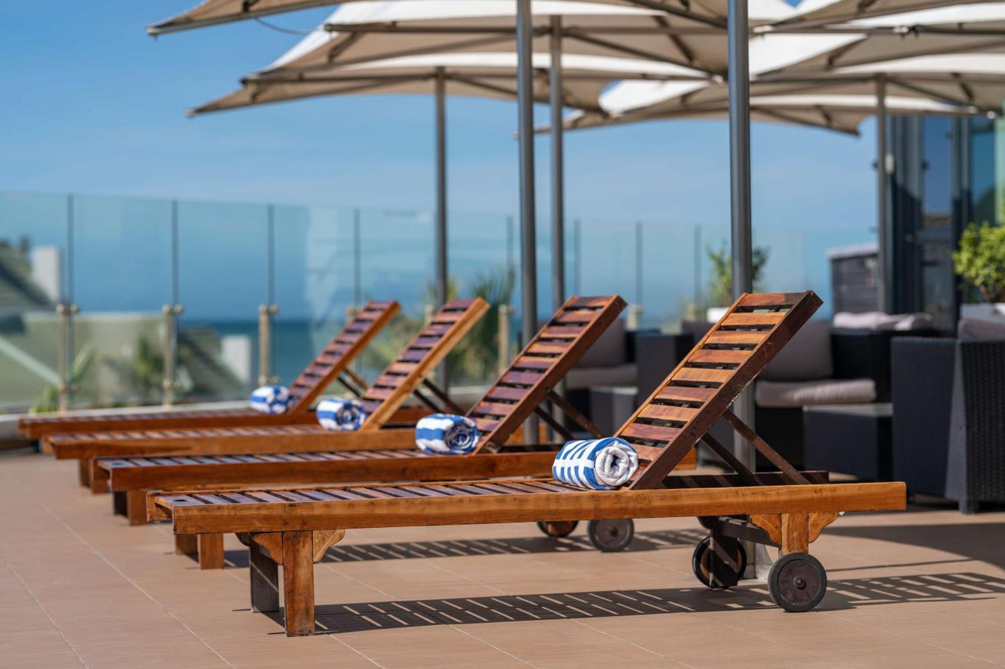Radisson Blu Hotel, Порт Елизабет Екстериор снимка Sunloungers on a cruise ship