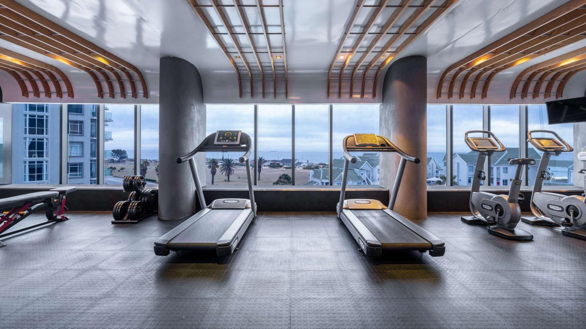 Radisson Blu Hotel, Порт Елизабет Екстериор снимка The gym at the 1018