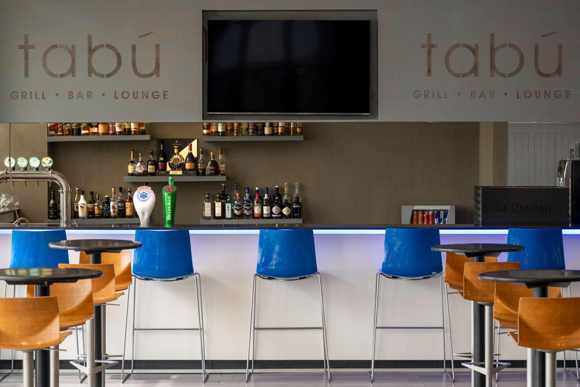 Radisson Blu Hotel, Порт Елизабет Екстериор снимка Tabú lounge at Faro Airport
