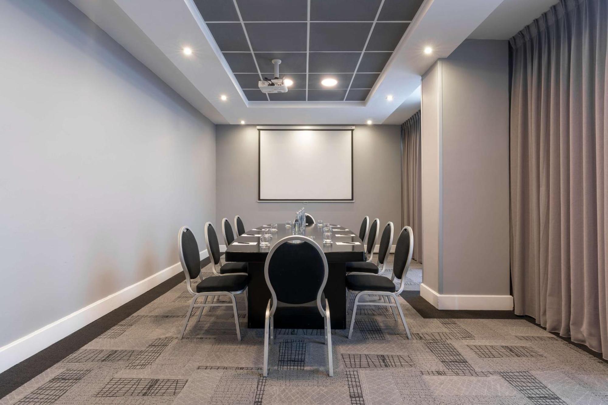 Radisson Blu Hotel, Порт Елизабет Екстериор снимка A meeting room at the hotel