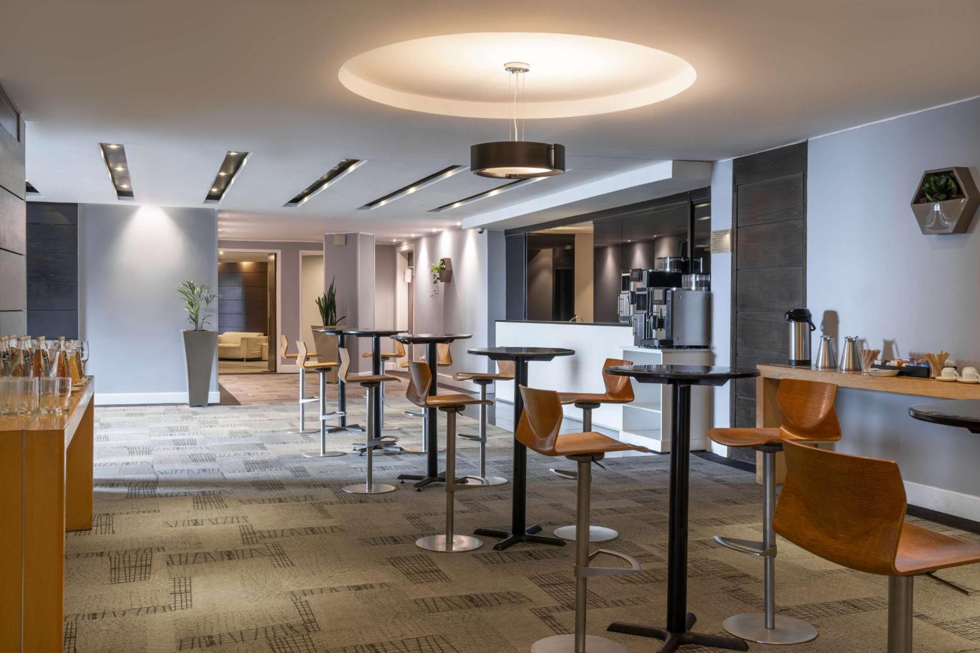 Radisson Blu Hotel, Порт Елизабет Екстериор снимка The lounge at the airport