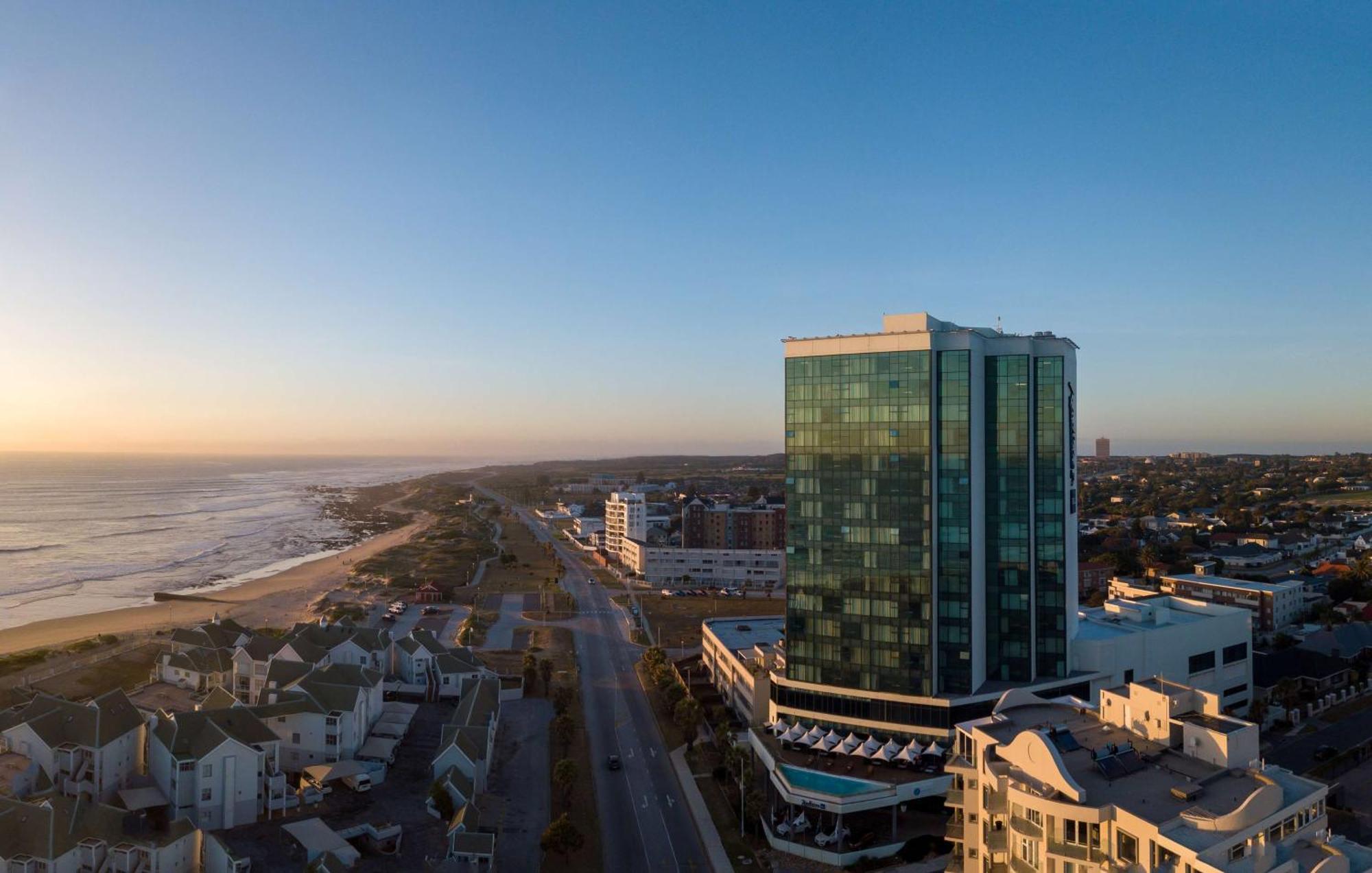 Radisson Blu Hotel, Порт Елизабет Екстериор снимка Aerial view of the hotel