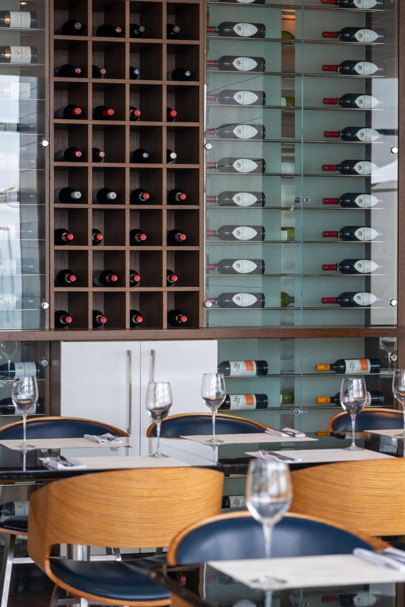 Radisson Blu Hotel, Порт Елизабет Екстериор снимка Wine rack